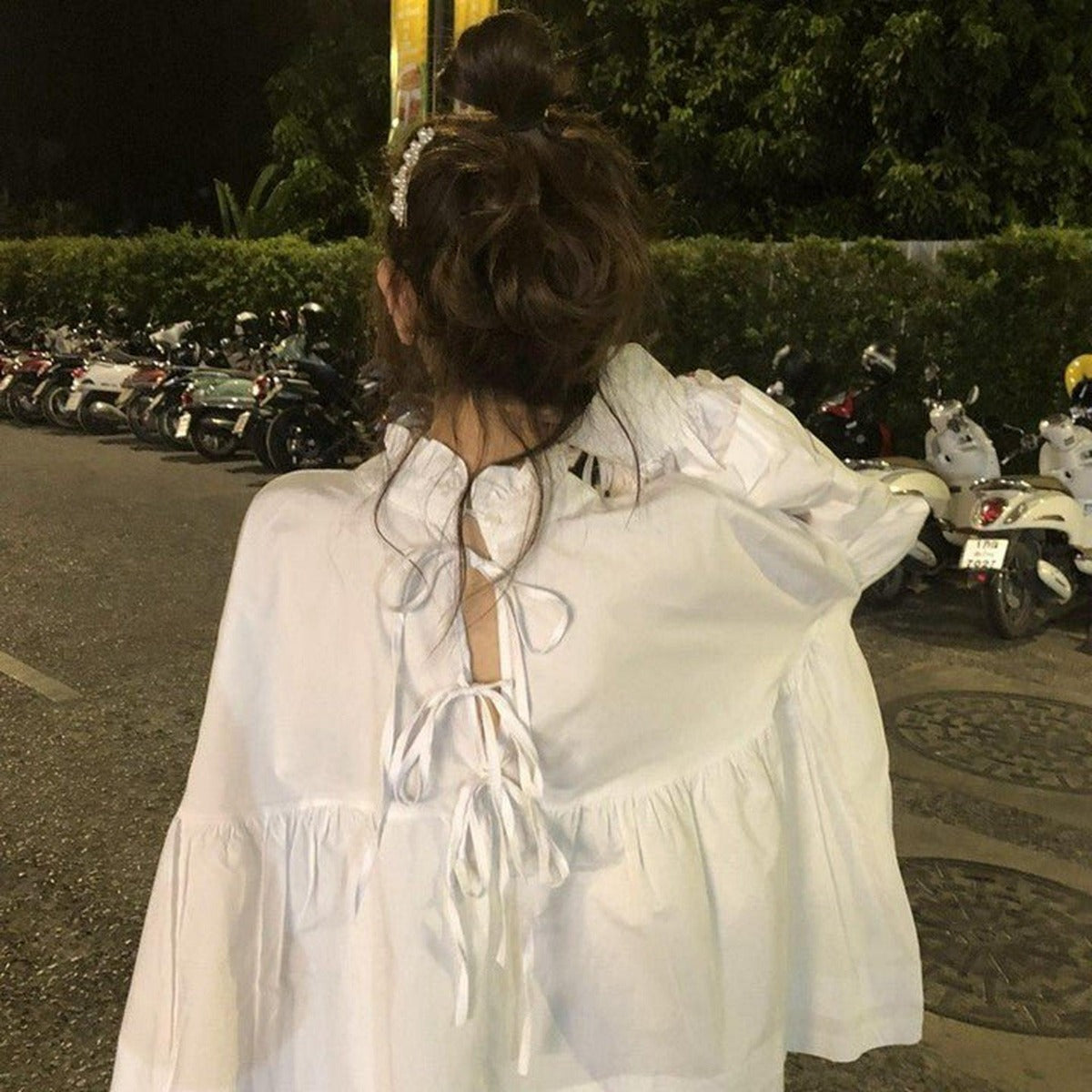 ルーズレースアップ長袖プルオーバーホワイトシャツ - momo collection